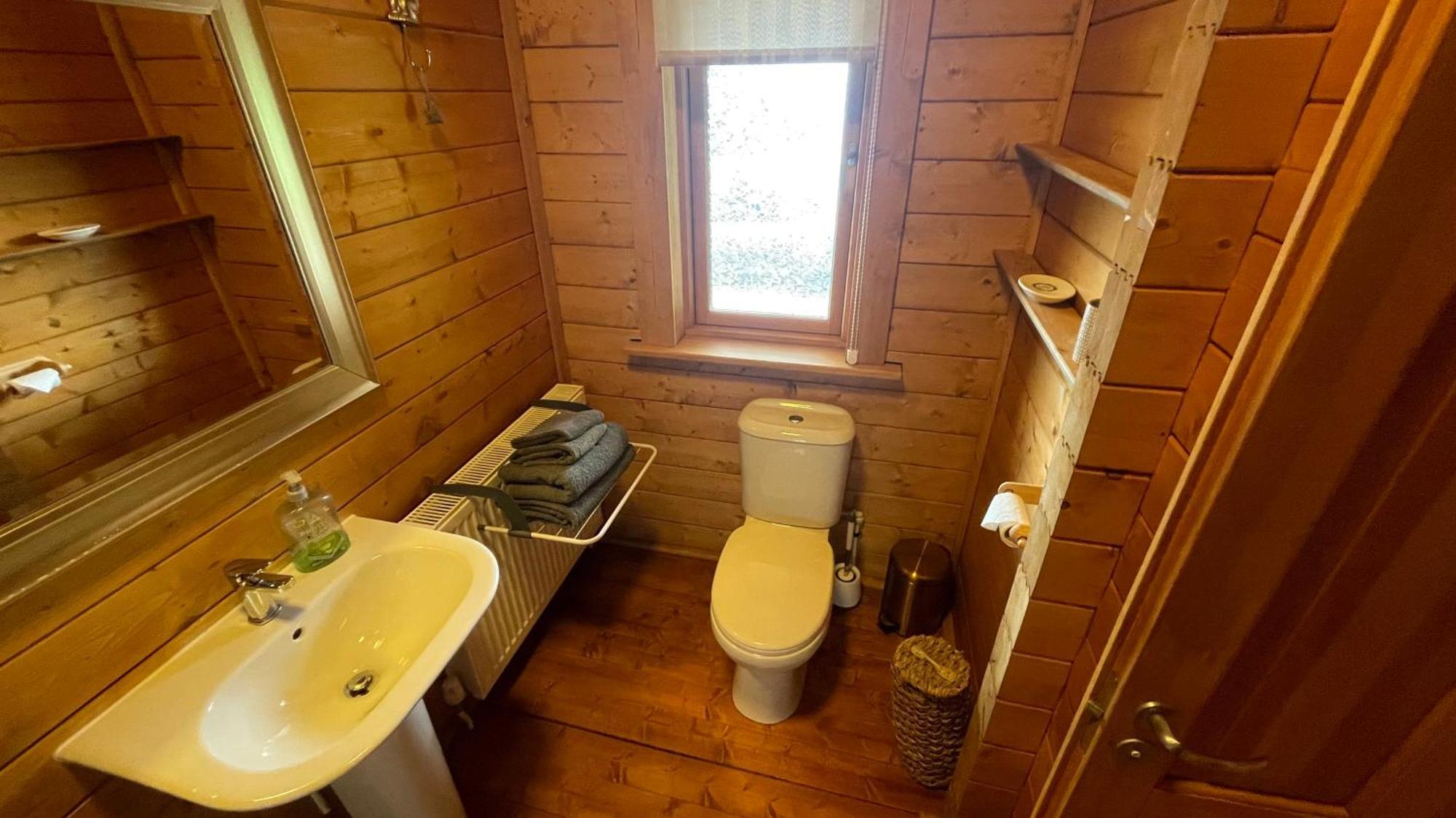 Blossom Cabin - Little Log Cabin In Wales นิวทาวน์ ภายนอก รูปภาพ